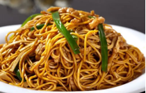 揭秘炒面绝技！简单几步，怎么让平凡炒面变身星级美味，你也能成厨神？