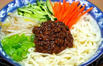 老北京炸酱面灵魂何在？八碟配料揭秘，竟暗藏如此玄机？速学！
