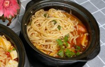 砂锅面如何火爆出圈？揭秘餐饮创业新热潮与情感共鸣！