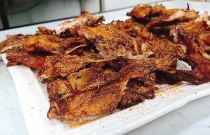 铁板鸡架摆摊行不行？人气美食有爆点，地摊生意太香了！