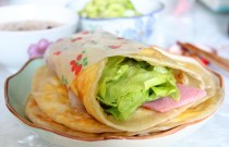 鸡蛋灌饼利润大吗？成本低、出餐快，摆摊真有赚头！