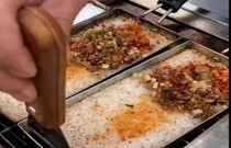 锅巴饭的做法摆摊能赚钱吗？味道做对，顾客天天排队！