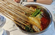 冷锅串串放什么菜好吃？选对菜品一夜爆单，摆摊赚钱翻倍不是梦！