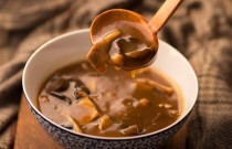 熬胡辣汤下乡卖，大姨单次买 29 元！创业咋赢人心？