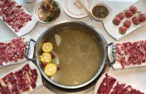 牛肉火锅怎么做才算正宗？掌握刀工与汤底秘诀，新手也能轻松出精品！
