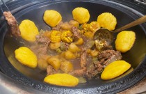 东北正宗铁锅炖配方揭秘?老味道才是回头客秘诀,学好技术开店更稳!