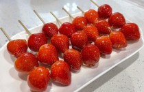 草莓冰糖葫芦怎么做？糖衣脆不粘牙，掌握这几步新手也能做出爆款甜味！