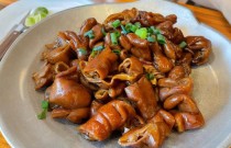 卤肥肠到底怎么去腥？藤椒风味卤制方式与气味控制技巧