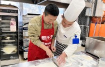 油条怎么做才蓬松空心？厨仟艺拆解五个关键动作，你都知道吗？