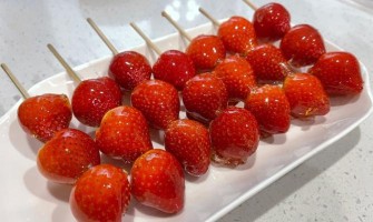草莓冰糖葫芦怎么做？糖衣脆不粘牙，掌握这几步新手也能做出爆款甜味！