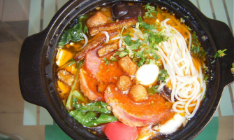 砂锅米线去哪里学最正宗？汤底、火候与调味是关键，学对技术摆摊也能成小老板！