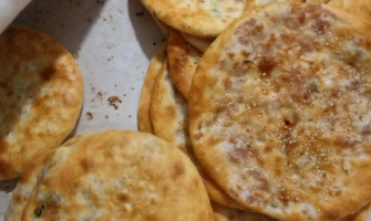 博山肉烧饼去哪里学？面皮贴在炉壁上烤，这个手艺出了山东没几个人会