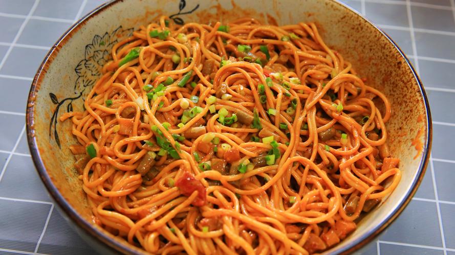 热干面究竟怎么做才能地道又美味？从选材到调味！