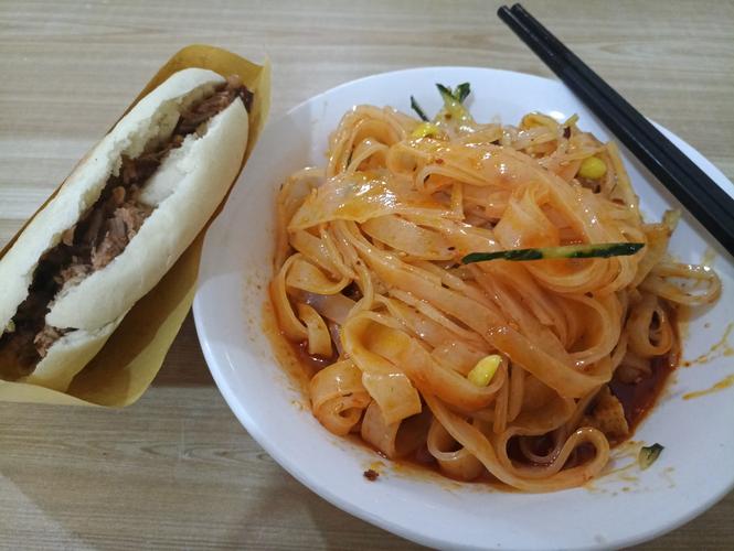 凉皮肉夹馍实体店教学：新手创业者的“黄金搭档”还是“坑”？