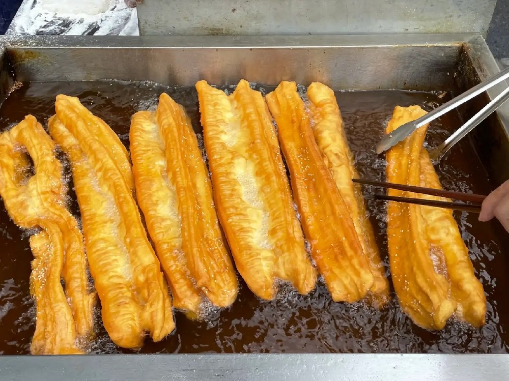 早餐油条制作技术，教你做出外脆内软的完美油条！