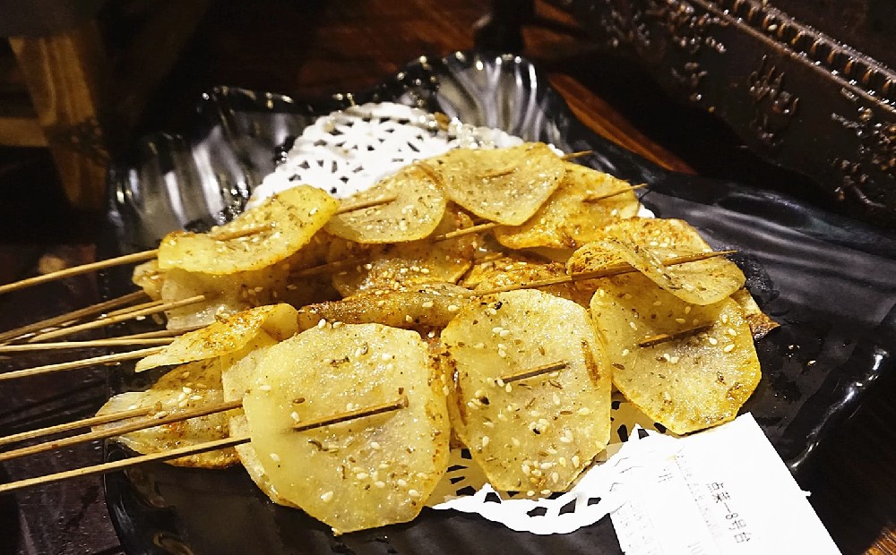 烤土豆的家常做法：简单又美味的烧烤技巧，轻松学会！