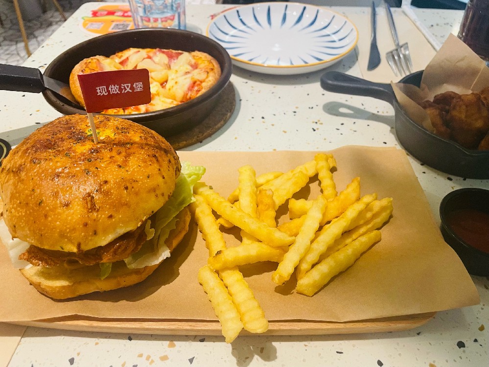 鸡胸肉做汉堡包怎么腌制？掌握这几招，口感鲜嫩又多汁！