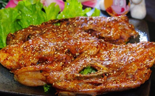 铁板鸡架怎么腌制？配方讲究，香嫩入骨才好吃！