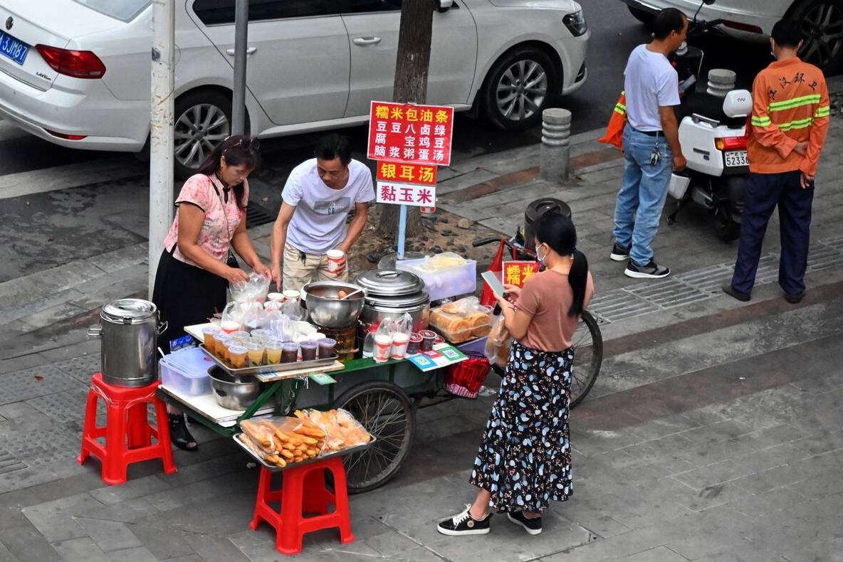 想摆摊做小吃去哪学啊？实战教学有多重要，火爆摊位这样练出来！