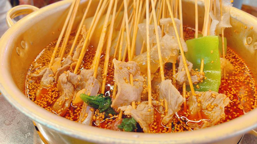 冷锅串串放什么菜好吃？选对菜品一夜爆单，摆摊赚钱翻倍不是梦！