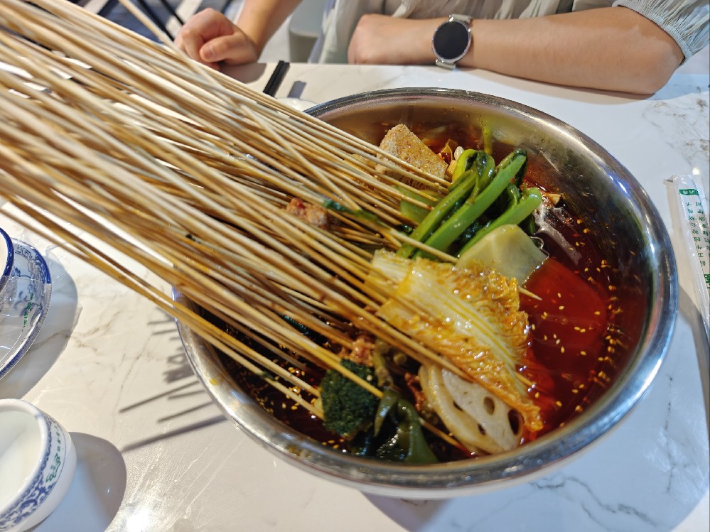 冷锅串串放什么菜好吃？选对菜品一夜爆单，摆摊赚钱翻倍不是梦！