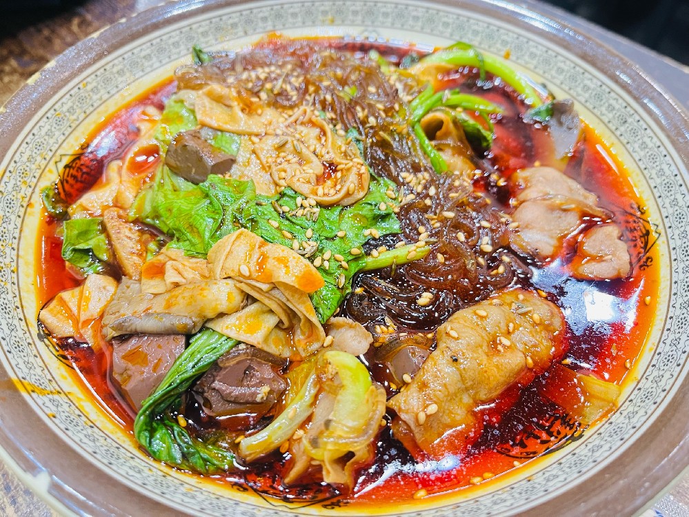 一个人摆摊卖麻辣烫：可行性高吗？新手如何轻松月入过万？