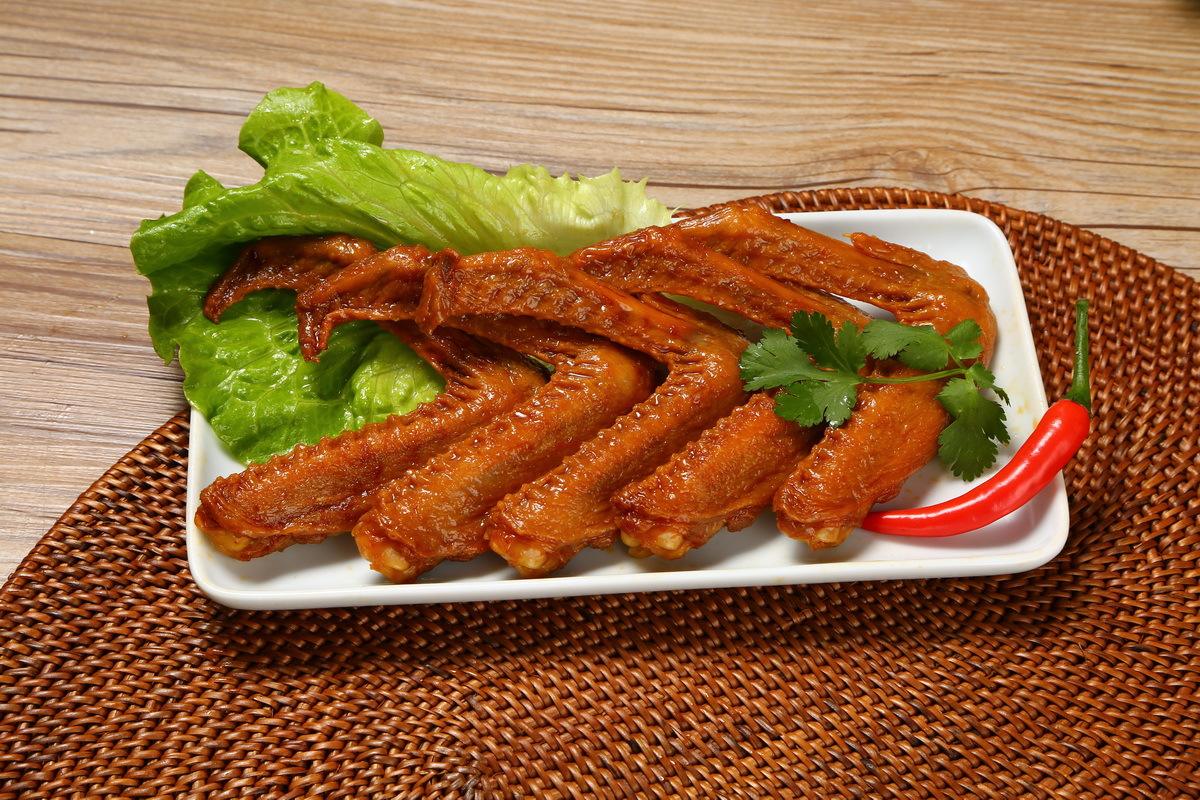 怎么做鸭翅？老卤师亲授：从选料到卤制，手把手教你做出香嫩入味的“啃魂鸭翅”​