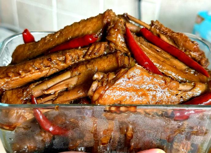 怎么做鸭翅？老卤师亲授：从选料到卤制，手把手教你做出香嫩入味的“啃魂鸭翅”​