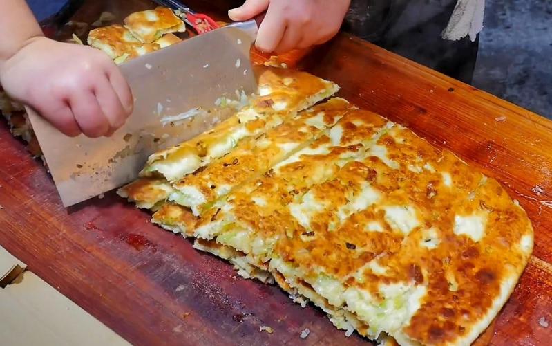 街上卖的葱花大饼做法？外酥里软有秘诀，学会轻松做出地道风味！