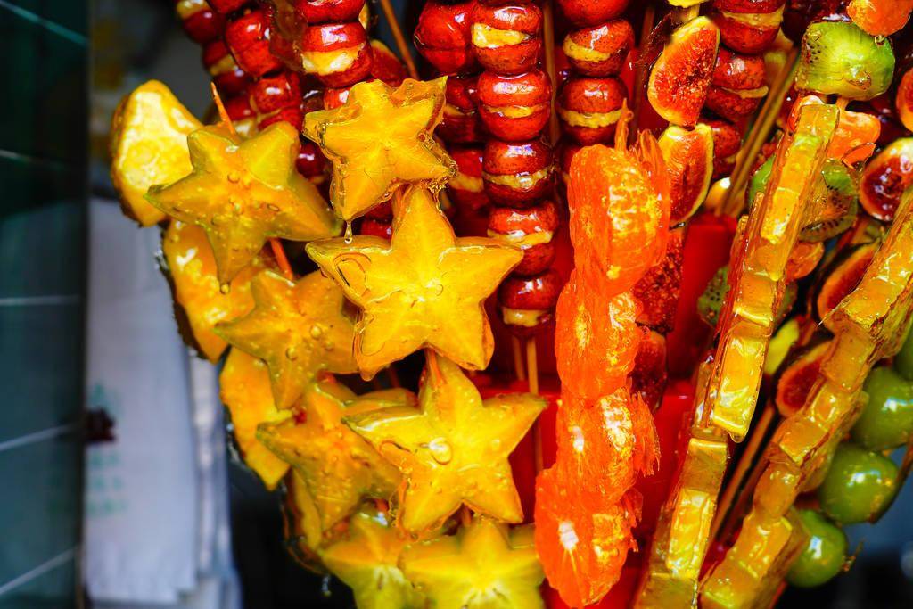 冰糖葫芦生意好做吗？从小吃街火爆现象聊开店避坑经验！