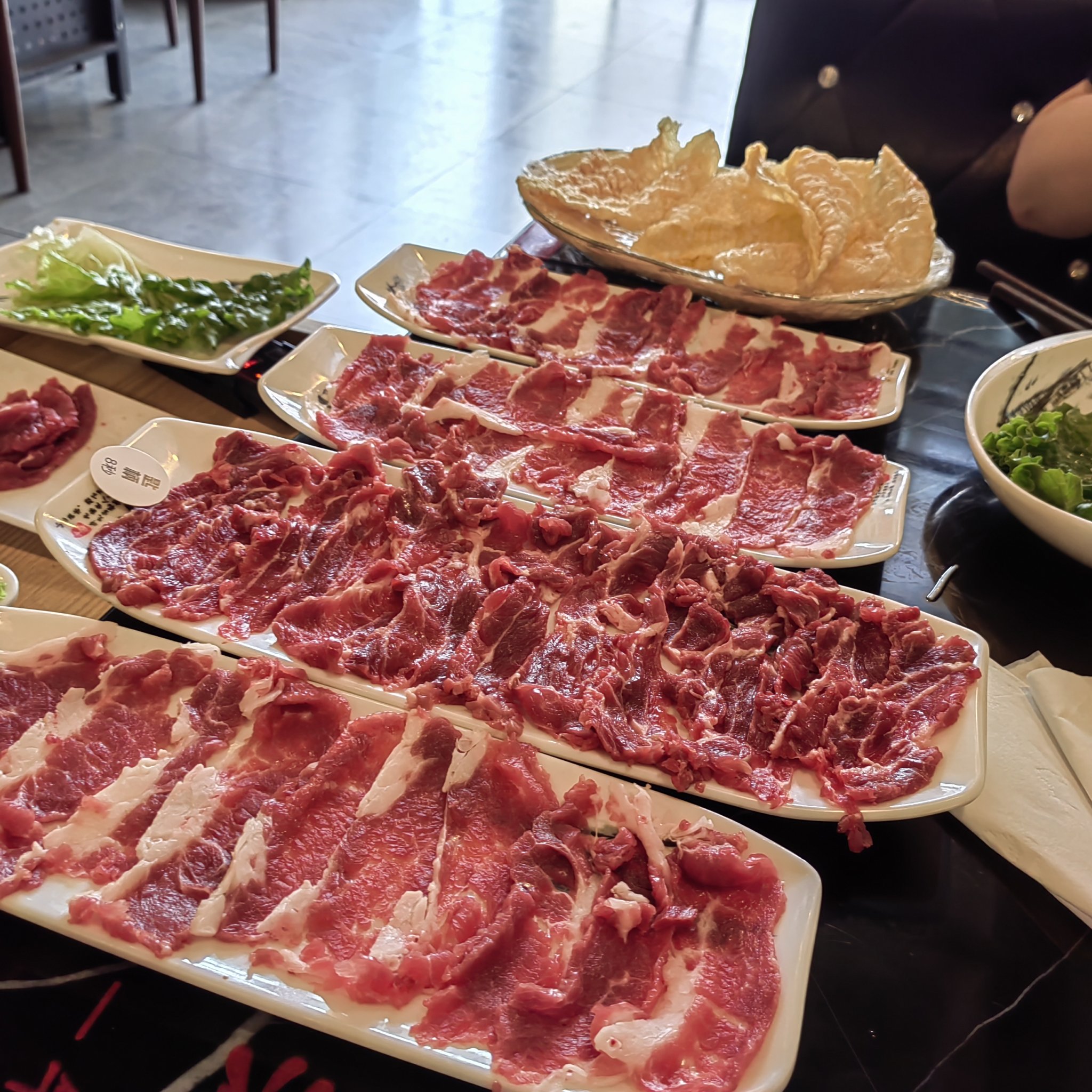 牛肉火锅怎么做才算正宗？掌握刀工与汤底秘诀，新手也能轻松出精品！