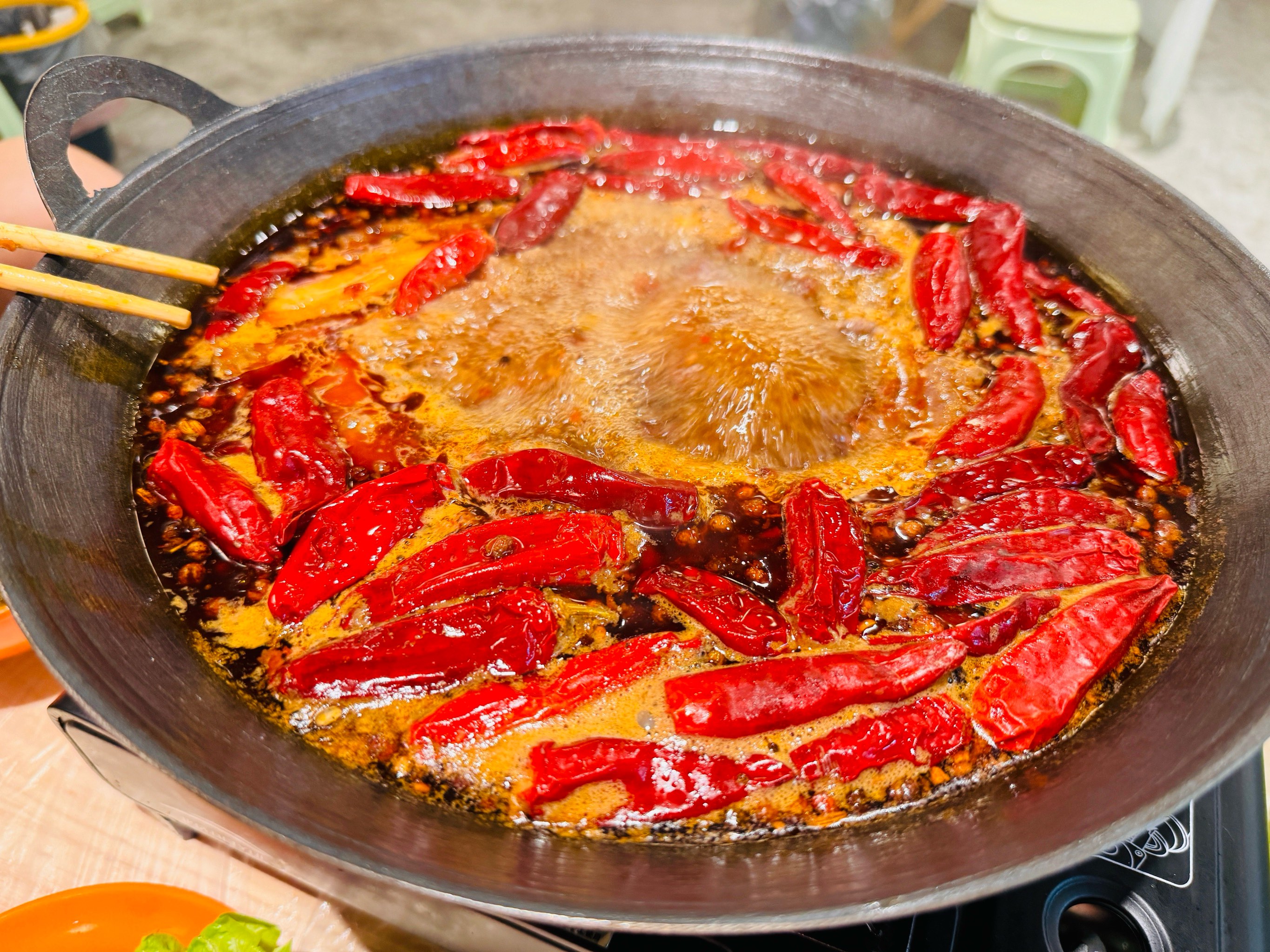 地摊火锅利润分析？小本创业别瞎冲，这几条经验能让你越摆越赚！