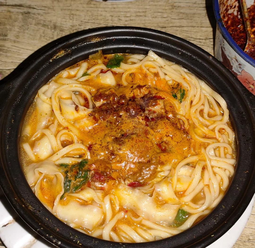 砂锅面配方商用怎么做?掌握汤底和火候秘诀,面香汤浓生意自然来!