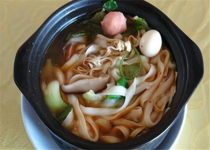 砂锅面成本一碗多少钱?食材简单但讲究,这样做才香才稳赚!