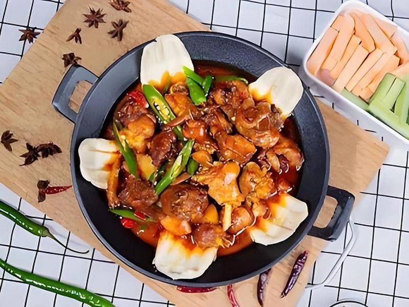 地锅鸡锅底配方怎么做？掌握比例与火候秘诀，地锅香气四溢人人夸！