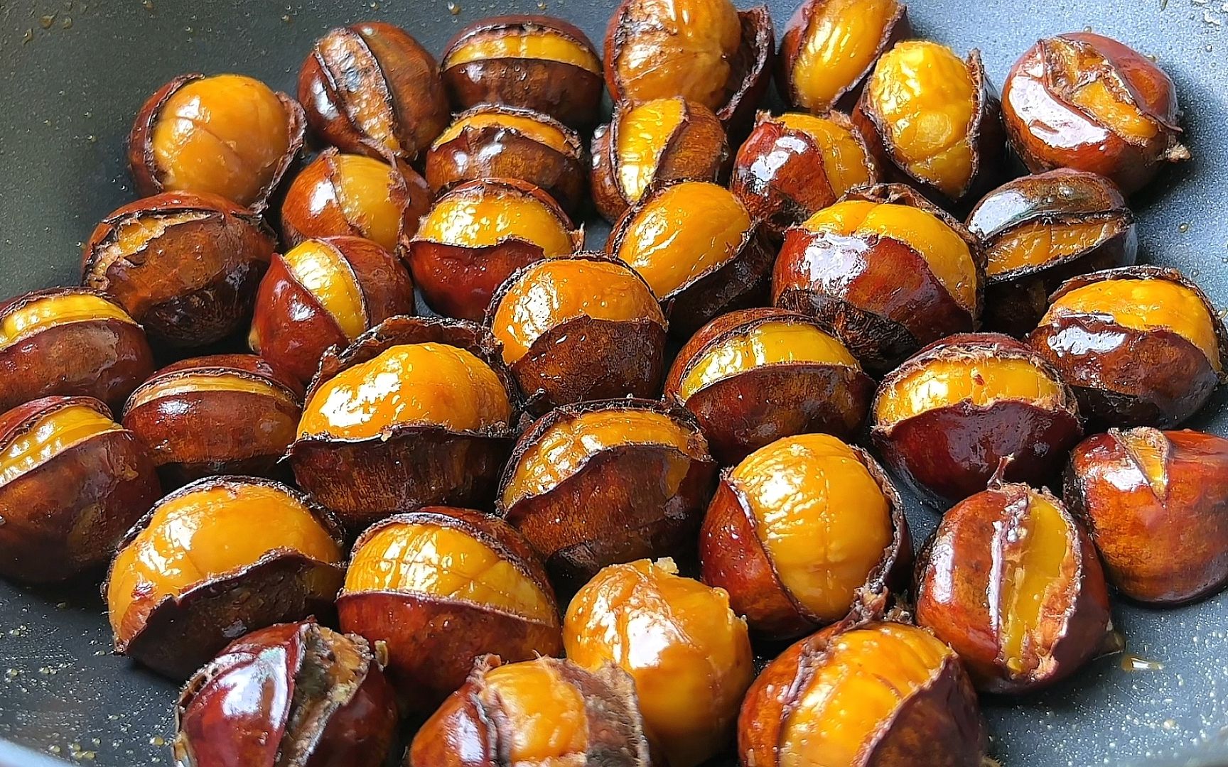 糖炒栗子怎么做不粘皮？掌握这几个细节，炒出香甜金亮、轻松剥壳的好栗子！