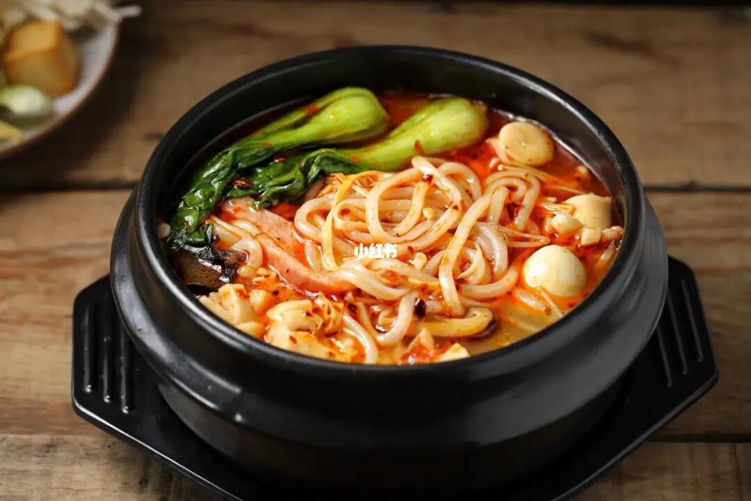 砂锅米线去哪里学最正宗?汤底、火候与调味是关键,学对技术摆摊也能成小老板!