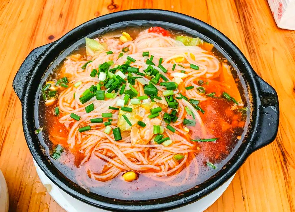 砂锅米线一年能赚多少钱?学好技术、选好位置,小本生意一样能干出大格局!