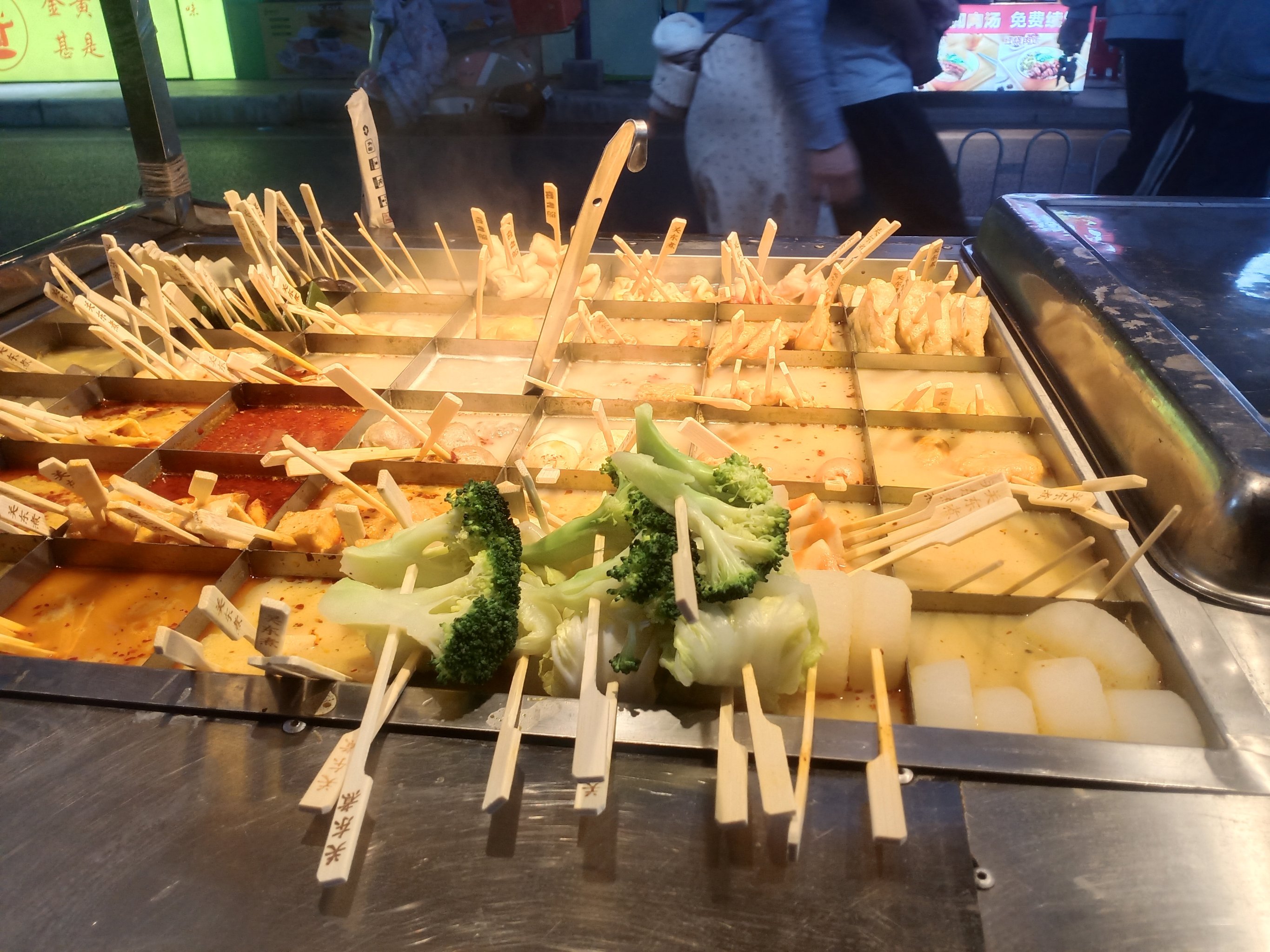 关东煮摆摊做法教程?做法简单利润稳,夜市创业这样干更靠谱!