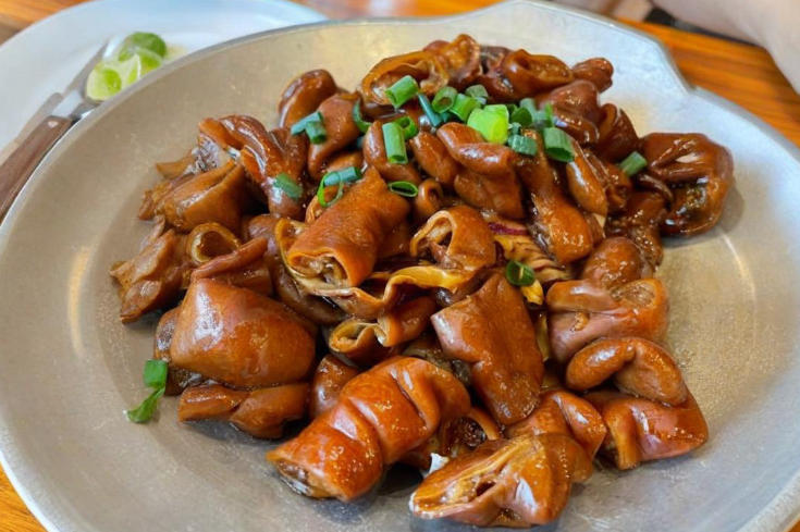 卤肥肠到底怎么去腥?藤椒风味卤制方式与气味控制技巧