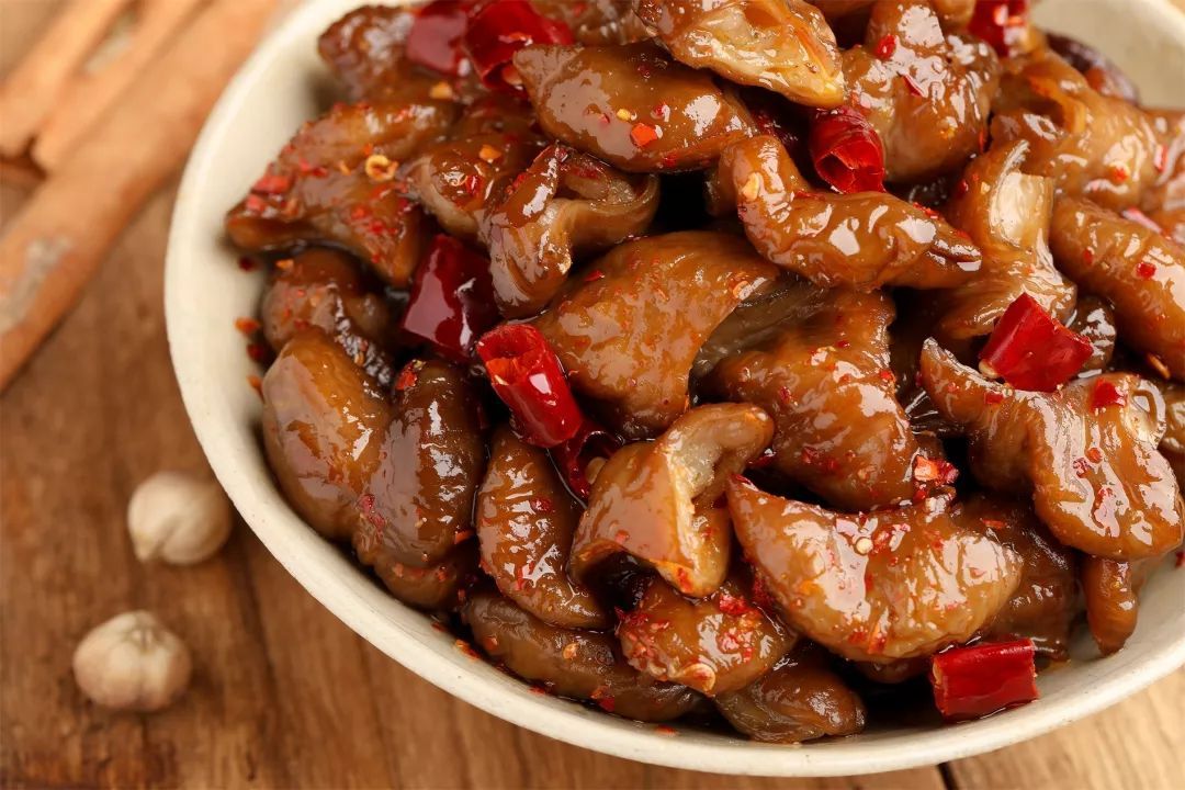 卤肥肠到底怎么去腥?藤椒风味卤制方式与气味控制技巧