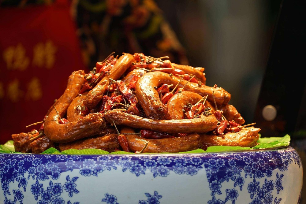 绝味鸭脖的卤制方法解析流程技巧与风味稳定要点，新手也能上手