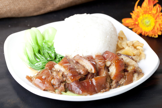 一碗猪脚饭干翻肯德基？揭秘“隆江猪脚饭”让人上瘾的3个核心狠活