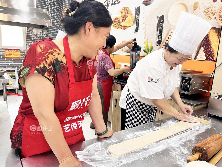 早餐油条豆腐脑为什么总有人排队？想学做油条开早餐店的人可以看看这几点