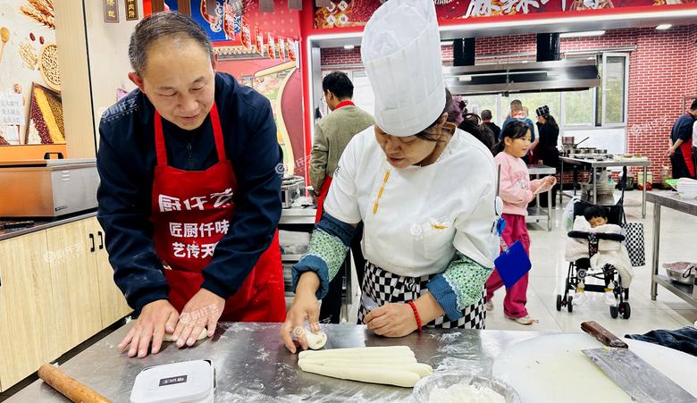 开肉夹馍店赚钱吗？很多人只看到生意火，却忽略了做好肉夹馍的关键
