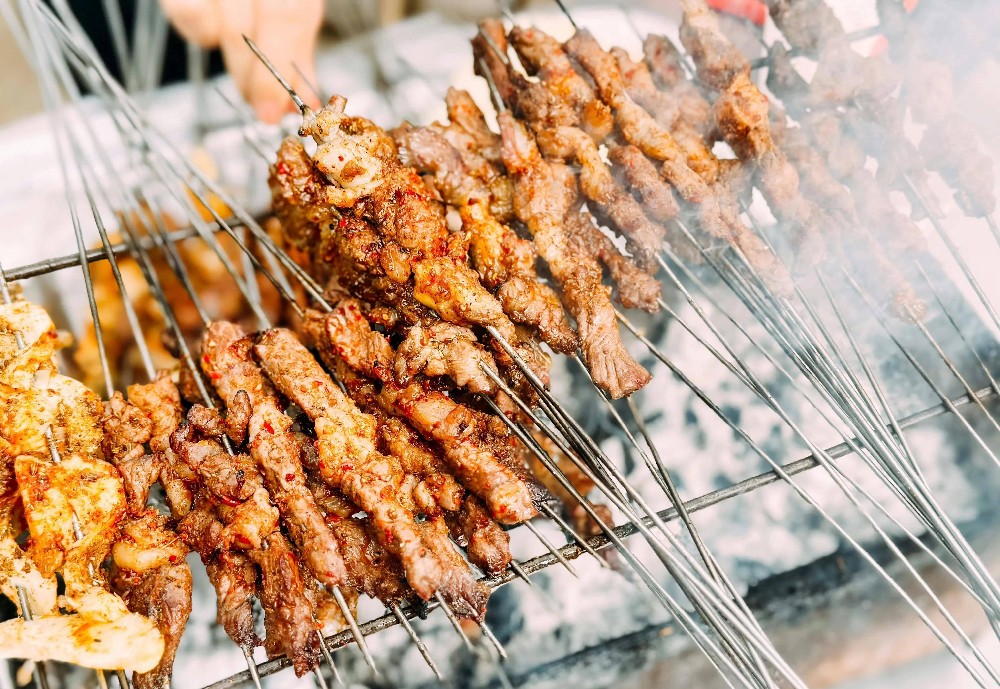 想找淄博烧烤培训哪个性价比高？费用透明技术全教，低成本学会开店更稳！