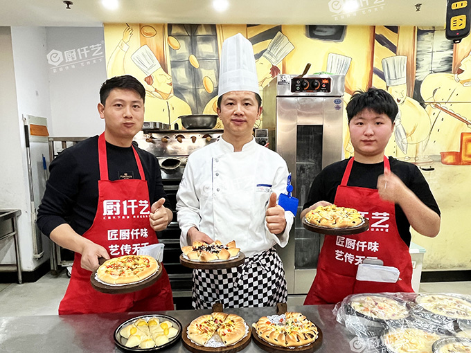 威海哪里可以学披萨？饼底酱料芝士烤制层层拆解