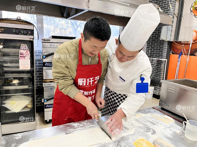 油条怎么做才蓬松空心?厨仟艺拆解五个关键动作,你都知道吗?