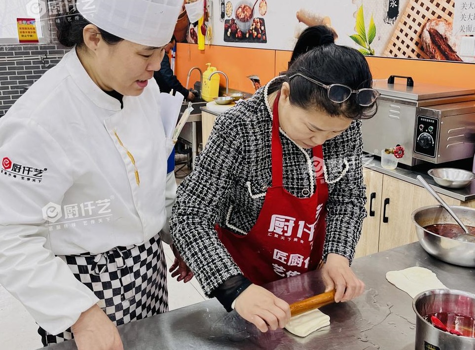 学烤炉鸡蛋灌饼学费大概多少钱？厨仟艺帮你算清楚