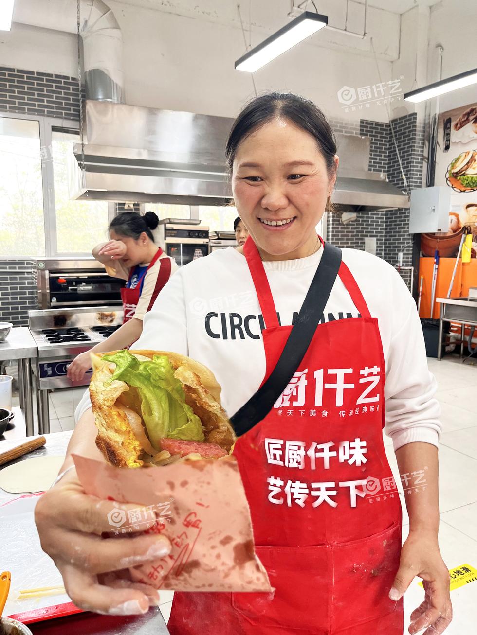 学烤炉鸡蛋灌饼学费大概多少钱？厨仟艺帮你算清楚